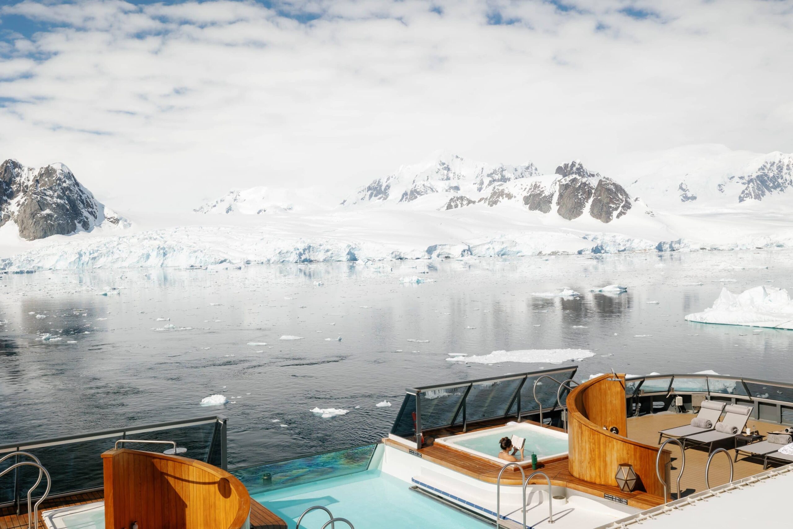 Seabourn Venture, Expedition Cruise, Pleneau and Winter Islands, Infinity Pool and Hot Tub