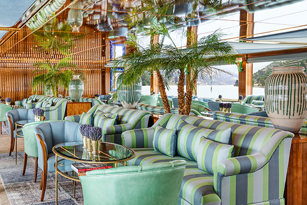 Uniworld Bon Voyage Le Salon champagne lounge