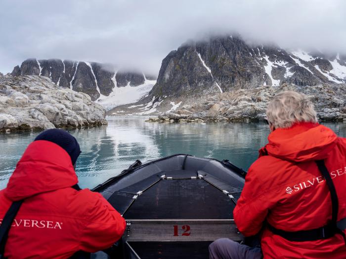 DSF1929 Silversea suite interior with elegant furnishings