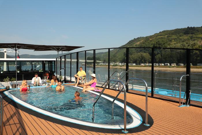 PRIMA_Pool_Swim-up-bar AmaWaterways sun deck pool and swim-up bar