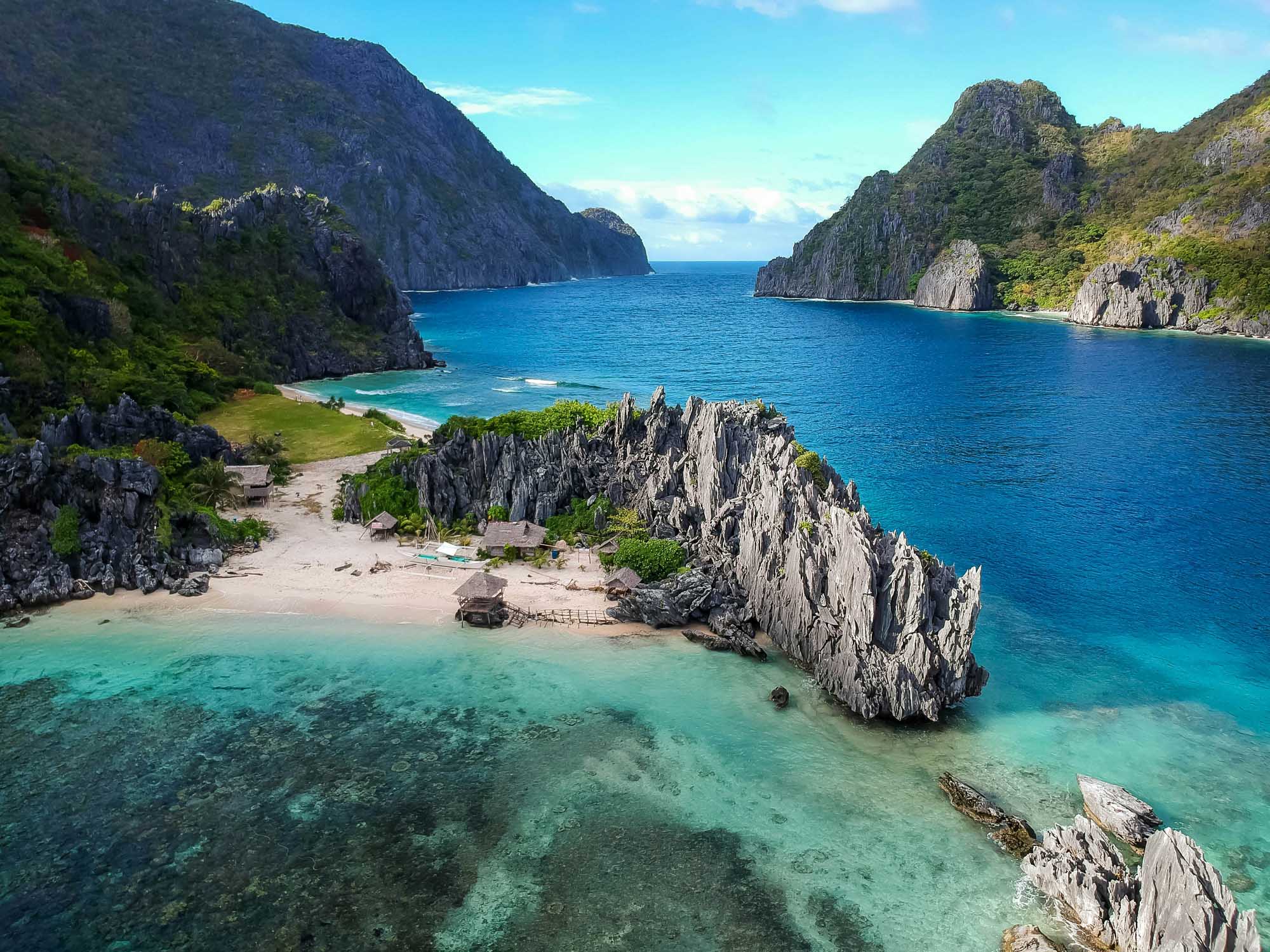 A stunning tropical lagoon in El Nido, Philippines, featuring towering limestone cliffs